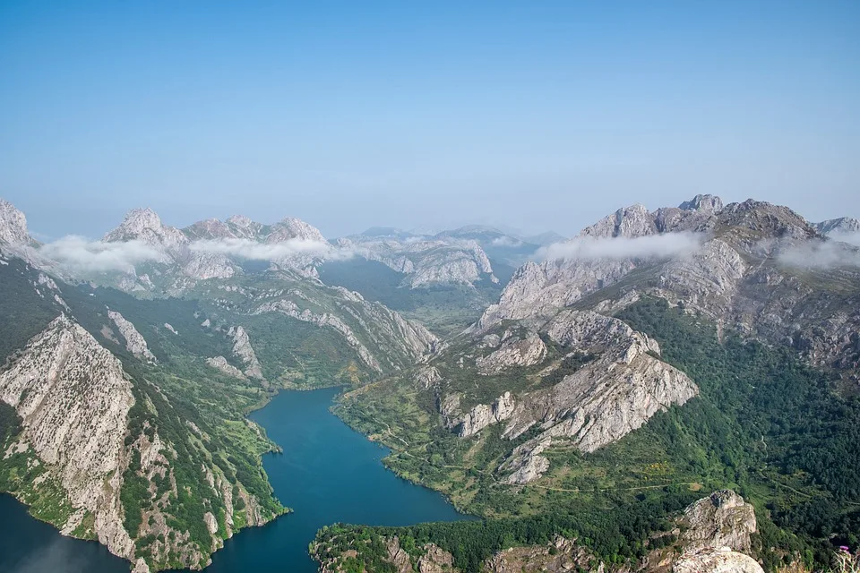 mountains 10018043 960 720.jpg